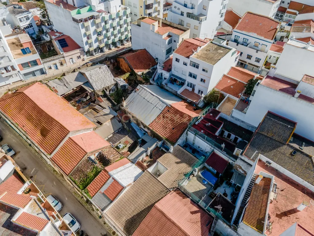 OPORTUNIDADE DE INVESTIMENTO - Edifício térreo 323m2 para recuperação no Centro Portimão - Image 18