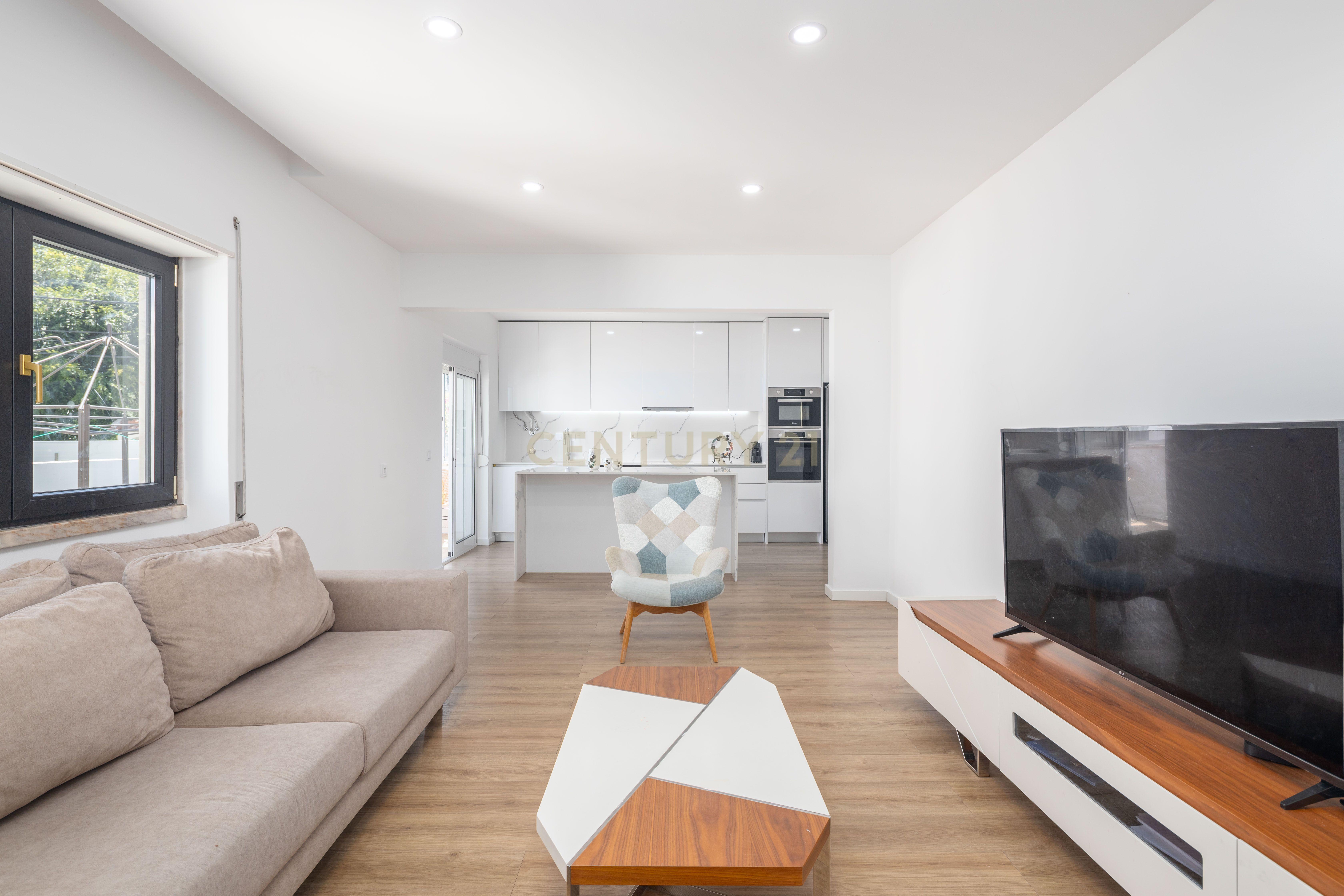 Fotografia 7 de Moradia T4 com Anexo | Garagem Independente | 221 m² de Construção | 10 minutos da praia | Quintinhas | Charneca de Caparica