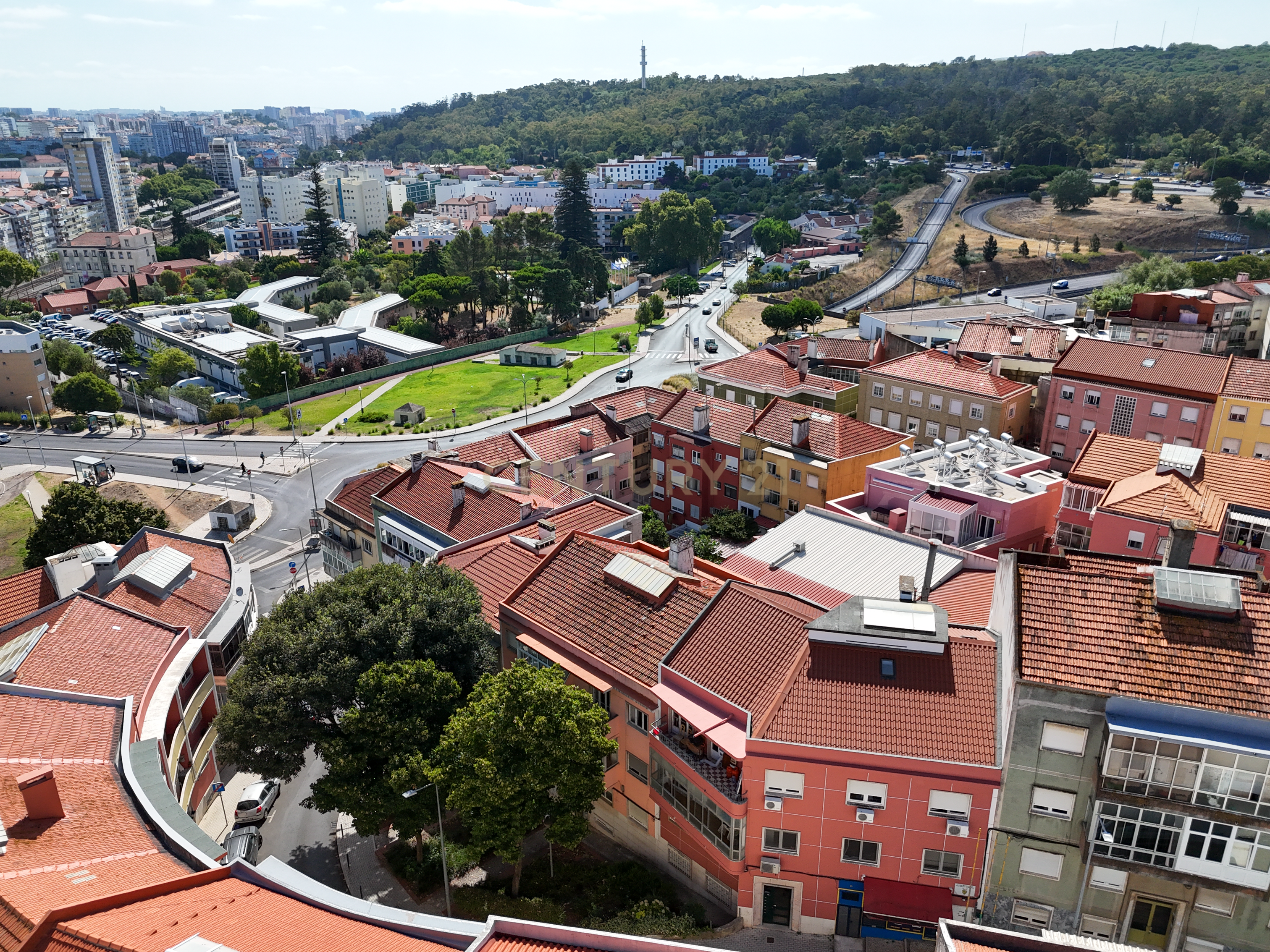 Fotografia 2 de Apartamento renovado na freguesia de Águas Livres - Buraca com Terraço