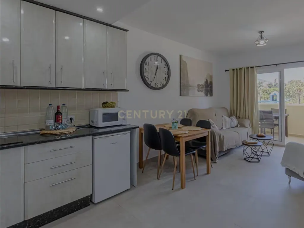 Apartamento T1 em Málaga com Vista e Acesso a Piscina - Image 3