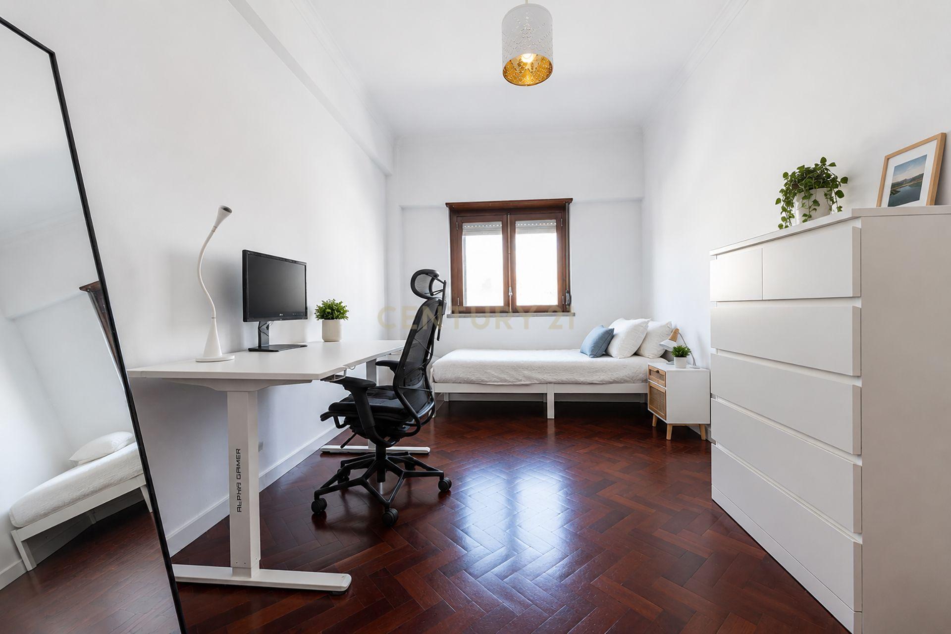 Fotografia 8 de APARTAMENTO T2|VARANDA|BENFICA|Rua José da Purificação Chaves