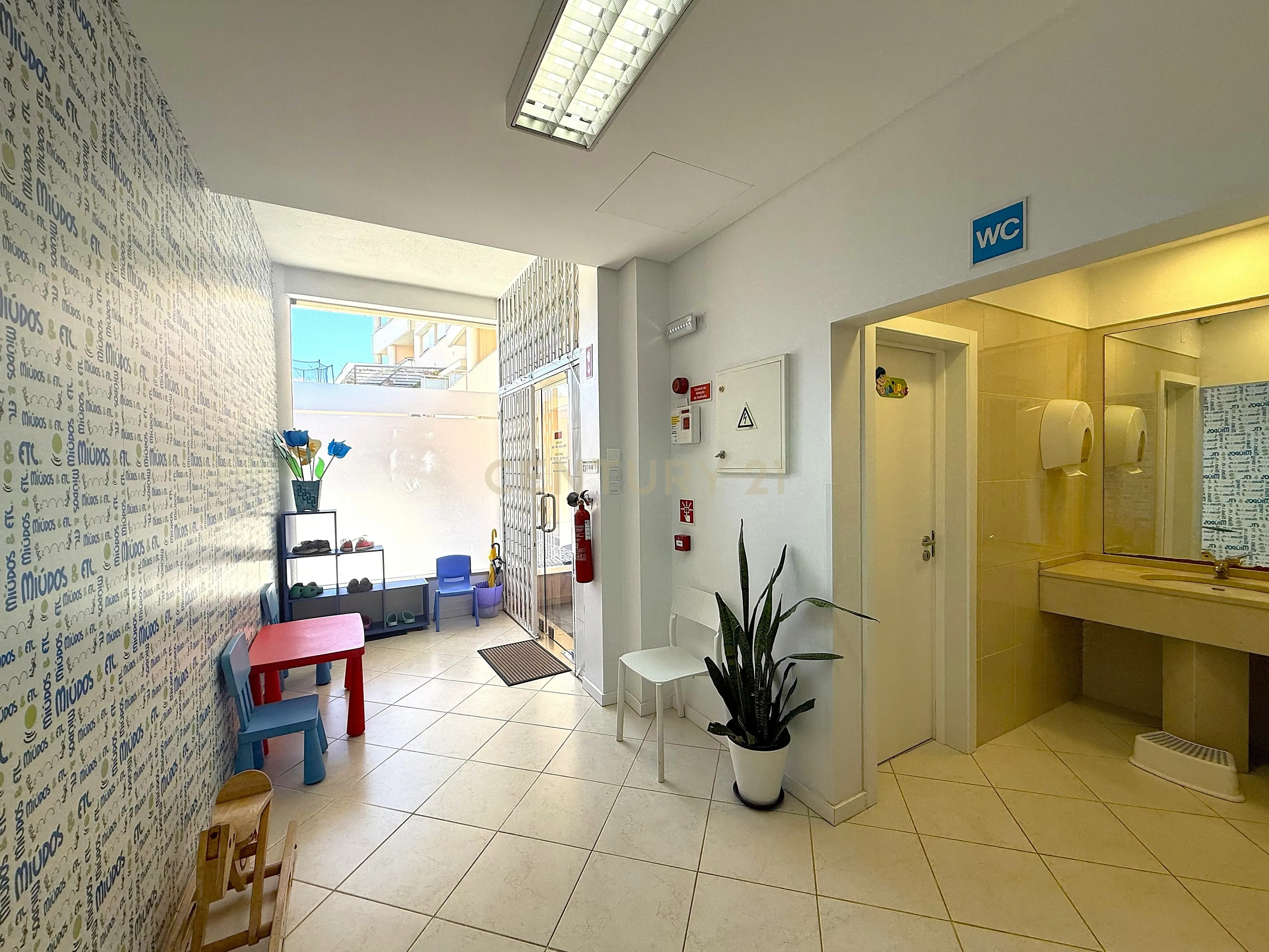 Fotografia 4 de Espaço comercial amplo com montras panorâmicas - Penha, Faro