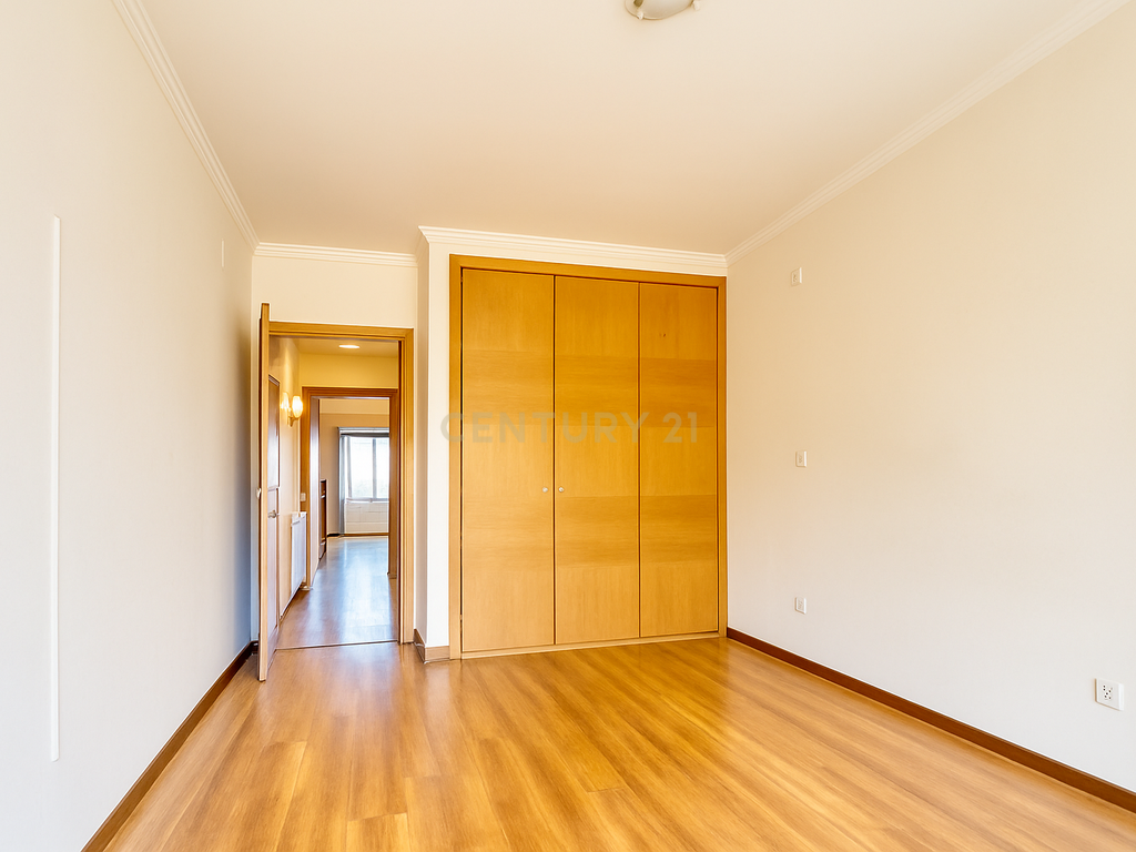 T2 com Box e Arrecadação – Ramada, Odivelas - Image 9