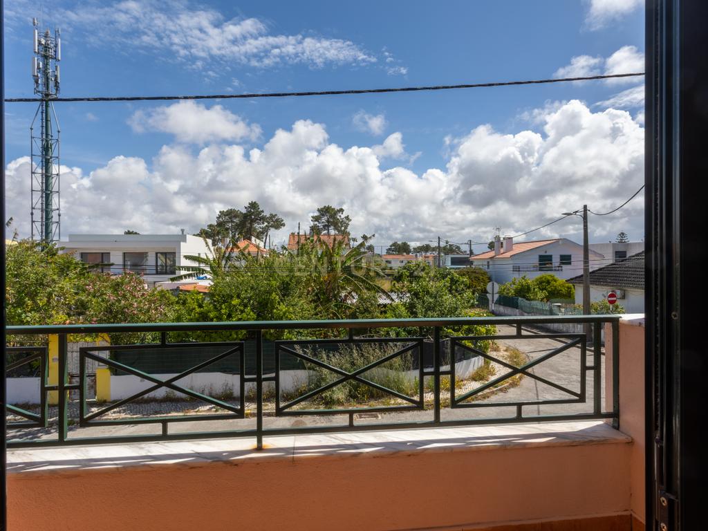 Moradia T5 com Piscina em Localização Central e Tranquila na Aroeira - Image 35