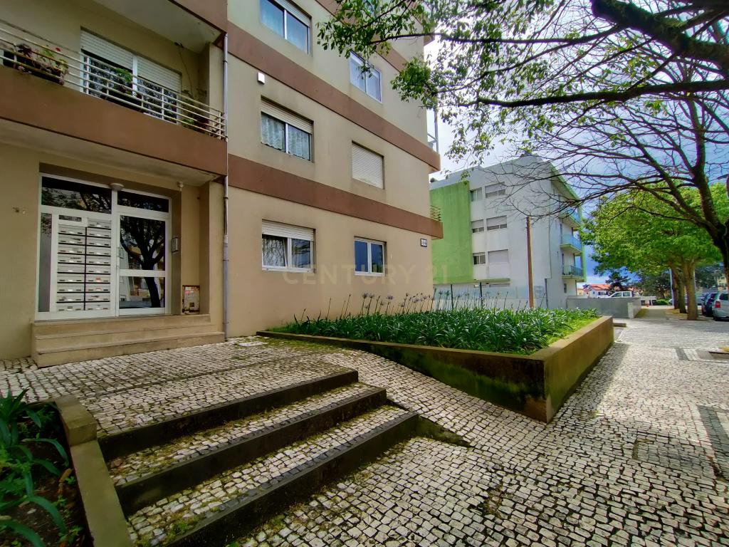 Apartamento T3 com Terraço e Vista na Póvoa de Varzim - Image 30