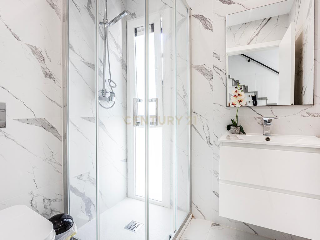 Moradia Contemporânea com Piscina a 5 minutos das praias da Costa da Caparica - Image 12
