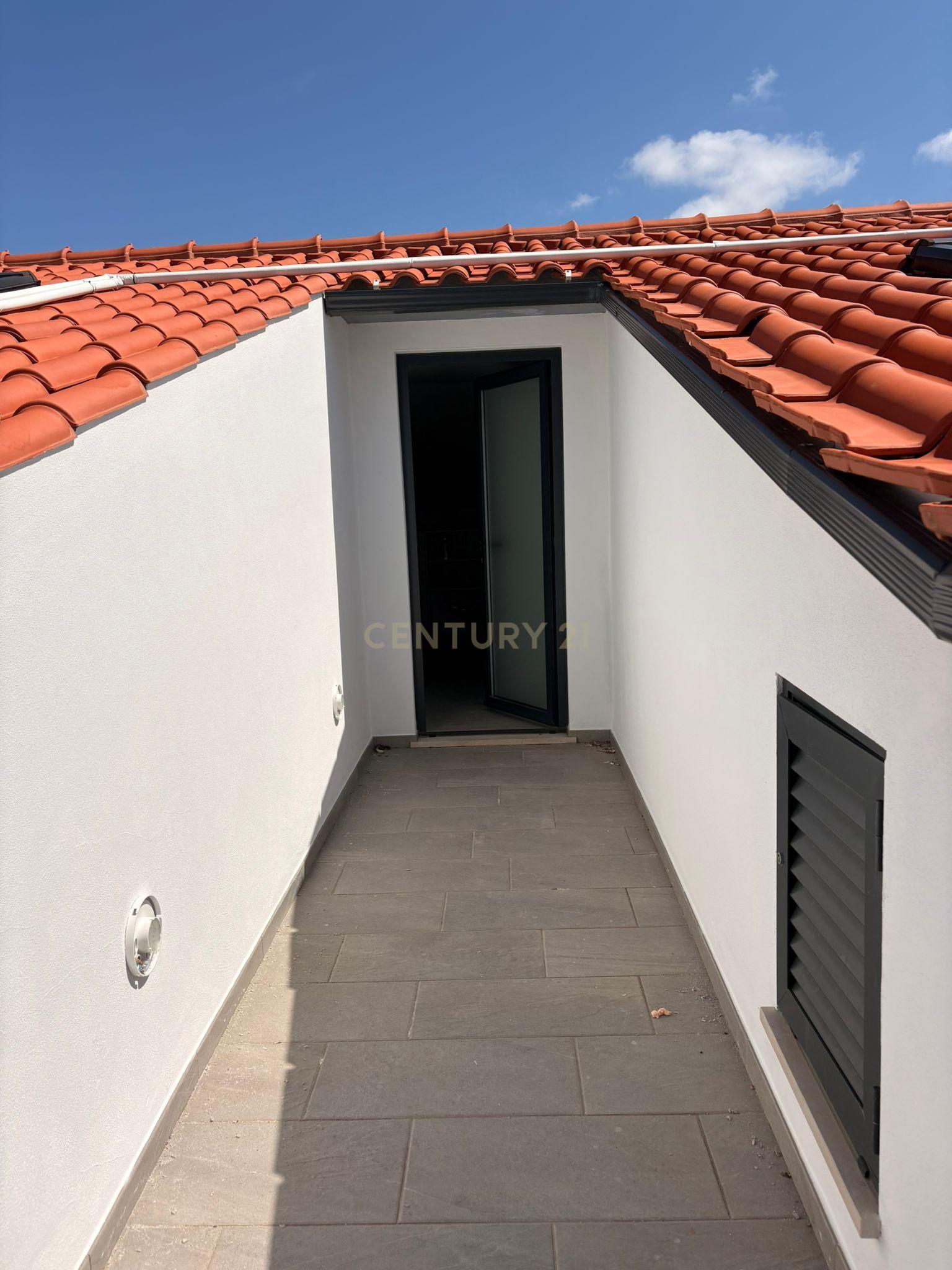Moradia com jardim, terraços e parqueamento em Monte Real, Leiria - Conforto e Localização
