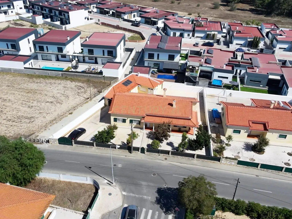 Moradia T3 com garagem e anexo independente com amplo Terreno - Samora Correia - Image 48