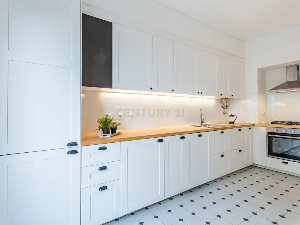Apartamento T2 renovado, com estacionamento e elevador, em Campo de Ourique, Lisboa - Image 1