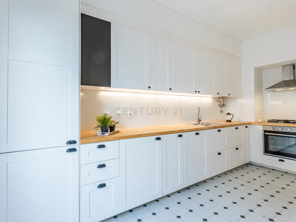 Apartamento T2 renovado, com estacionamento e elevador, em Campo de Ourique, Lisboa - Image 1