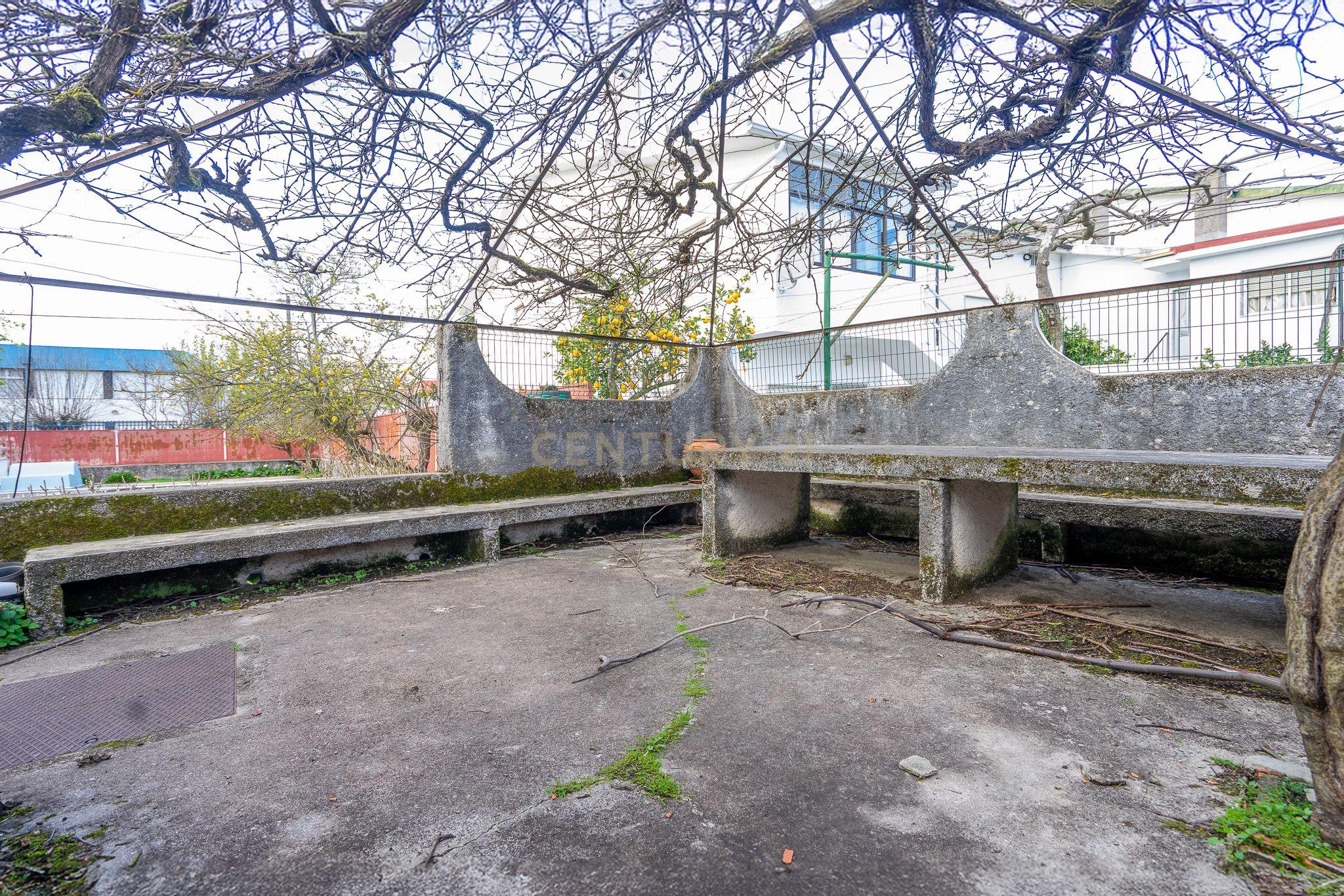 Moradia T5 com varanda coberta,terraço,piscina,jardim,poço,anexo e telheiro numa localização privilegada no centro de Lousã - Image 62