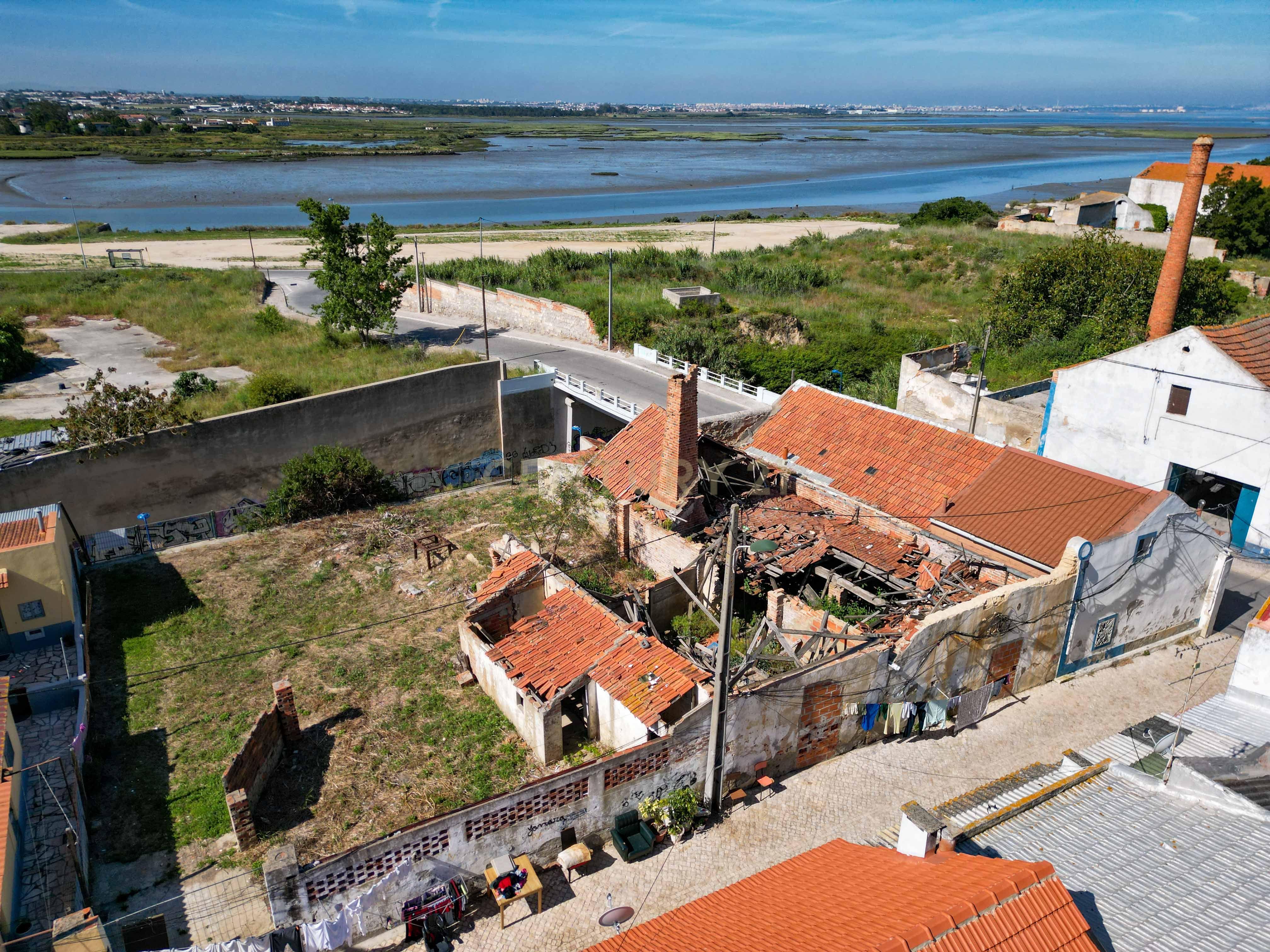Montijo - Moradia para reconstruir área total de 558 m2. Vista Rio - Image 4