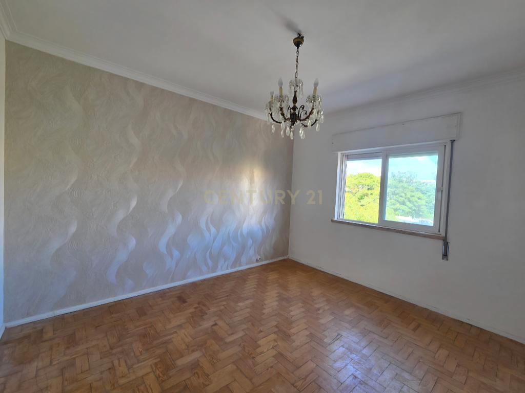 Apartamento T3 Renovado na Parede - Image 2