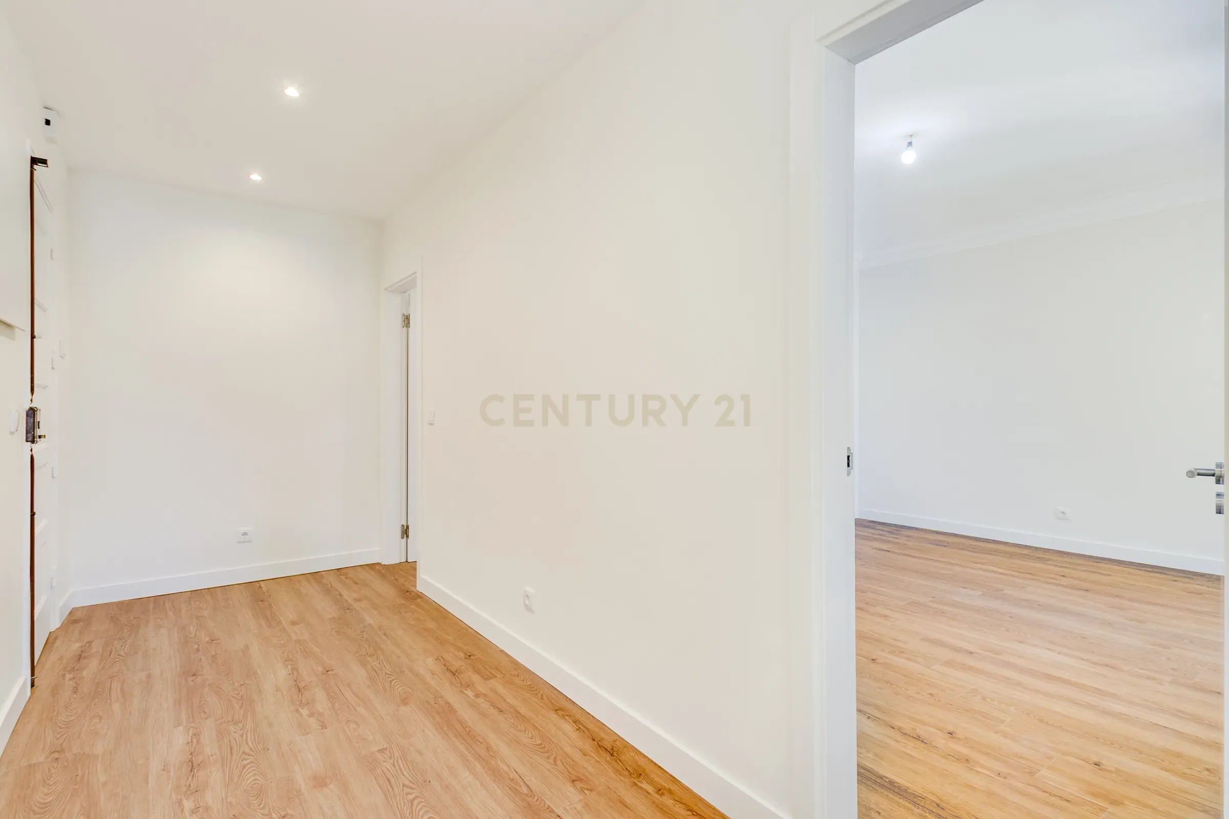 Apartamento T2 Remodelado em São Domingos de Benfica, Lisboa - Image 11