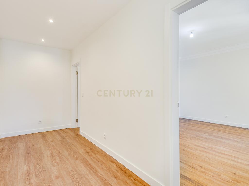 Apartamento T2 Remodelado em São Domingos de Benfica, Lisboa - Image 11