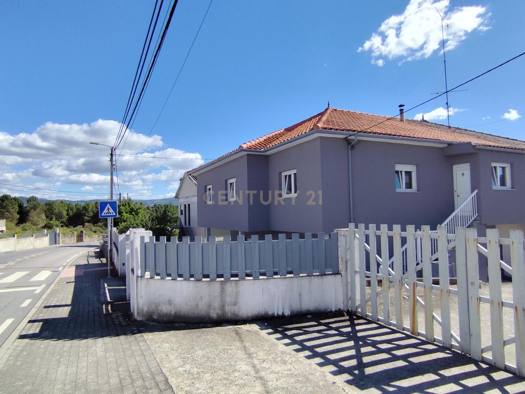 Moradia T4 numa Localização Privilegiada em Chaves - Image 27