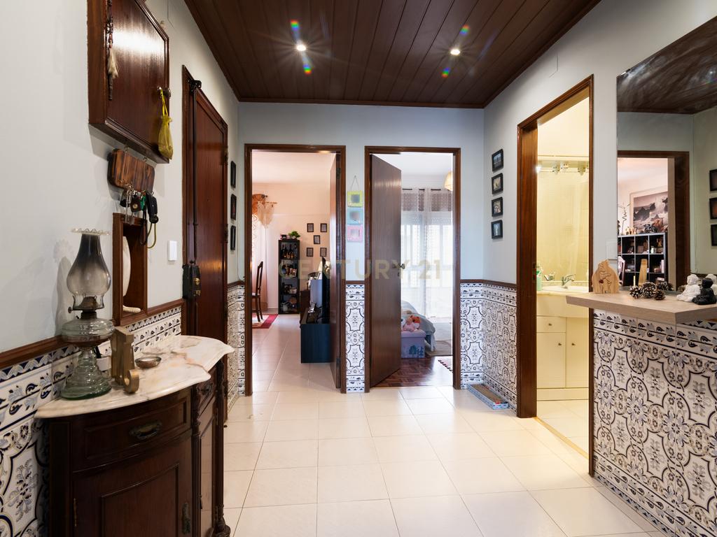 Um apartamento com luz, espaço e a base certa para criar uma casa à sua medida - Image 9