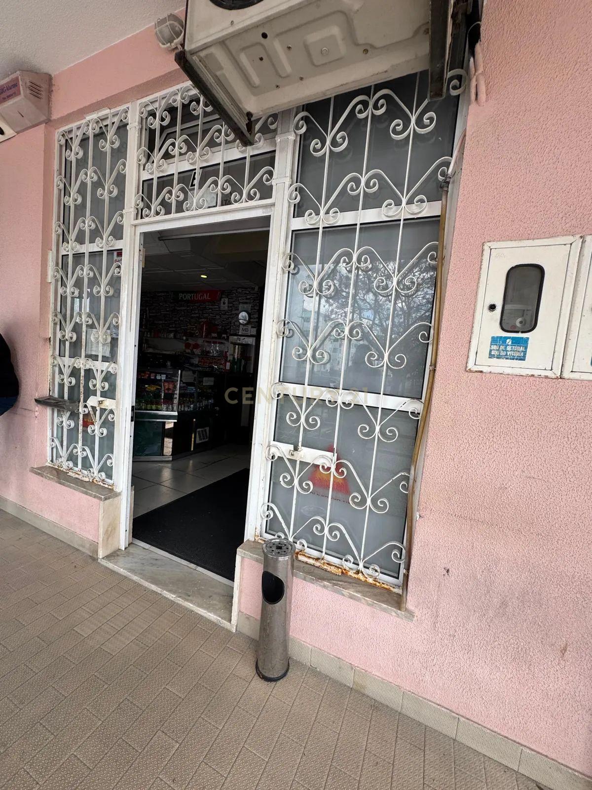 Espaço comercial à venda na Rua Henrique Augusto Pereira, nº2 - Image 27