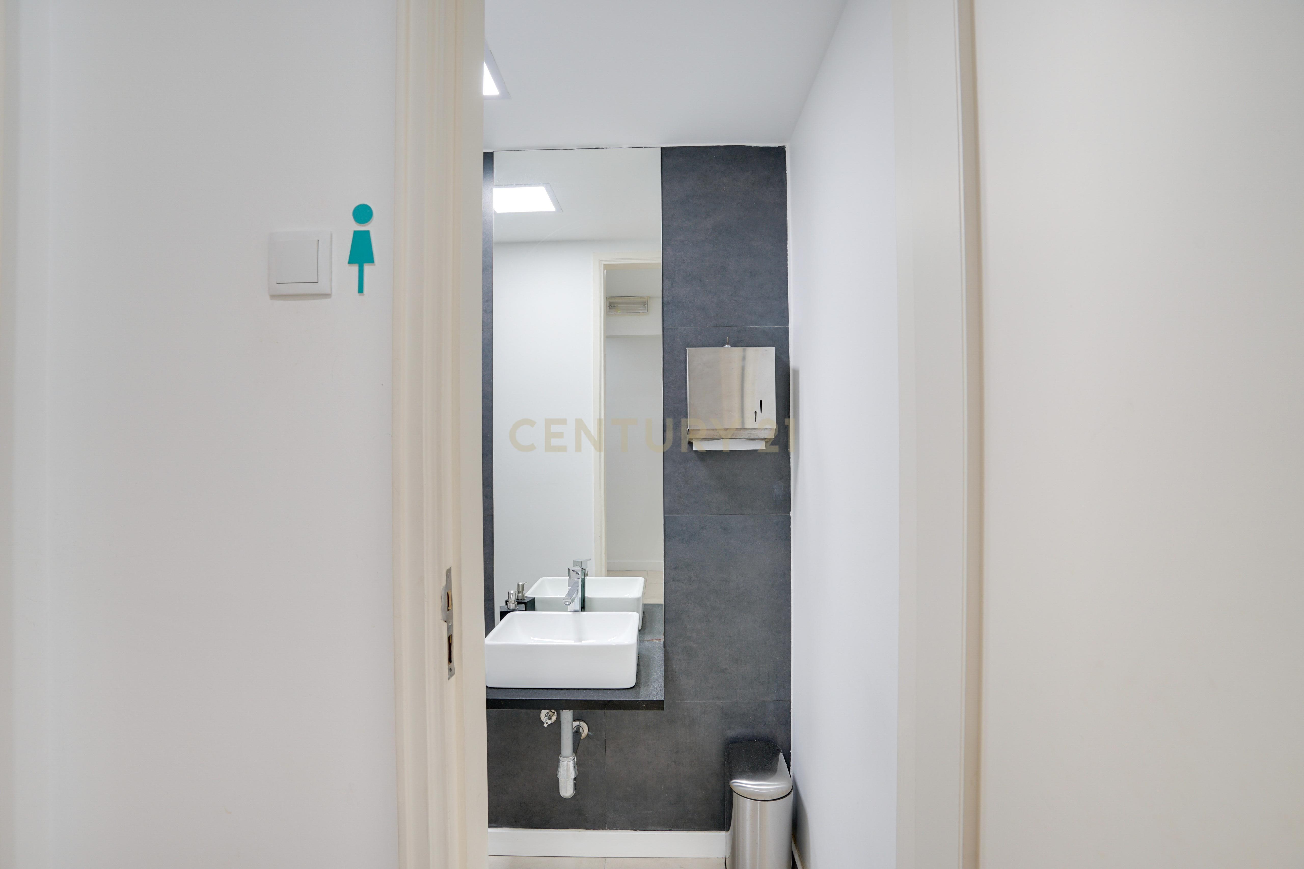 Apartamento T6 Avenida António Augusto de Aguiar - Image 11