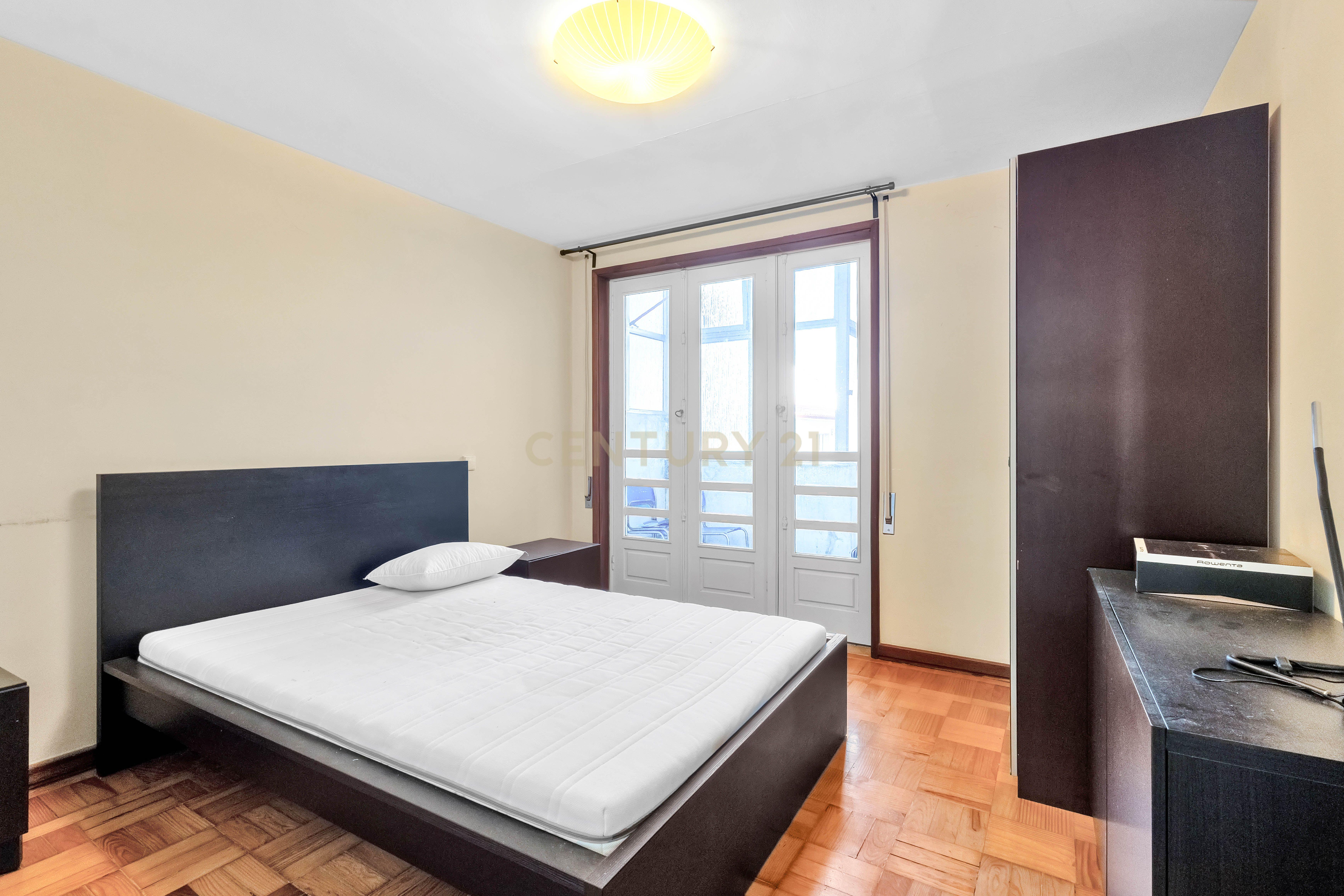 Fotografia 8 de Apartamento T3 mobilado - Prédio Senhorial com Elevador