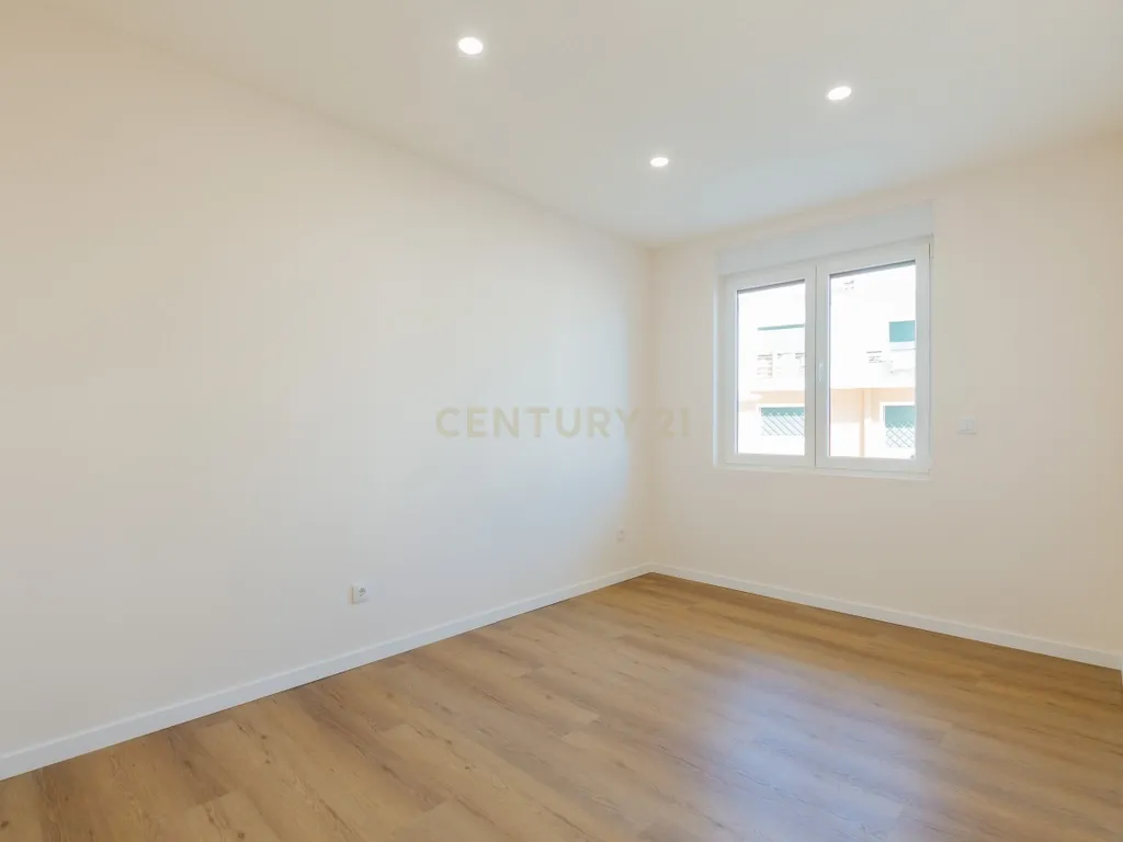 Apartamento T3 moderno e espaçoso no coração do Pinhal Novo - Image 5