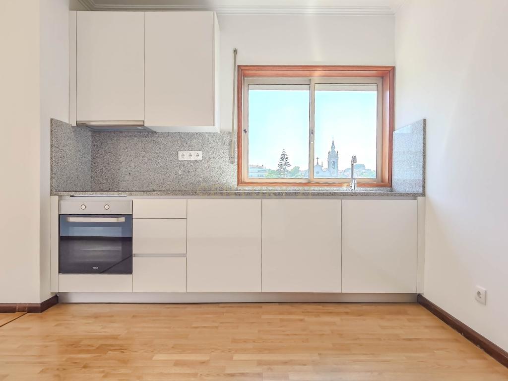 Apartamento T1 totalmente renovado em Esmoriz, Aveiro - Excelente Localização - Image 2