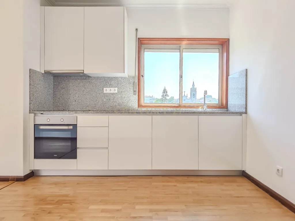 Apartamento T1 totalmente renovado em Esmoriz, Aveiro - Excelente Localização - Image 2