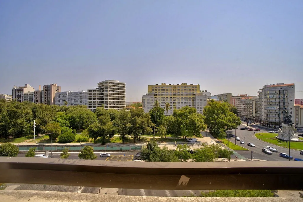 Apartamento Moderno em Campo Grande, Lisboa - 4 Quartos e Vista Panorâmica - Image 5
