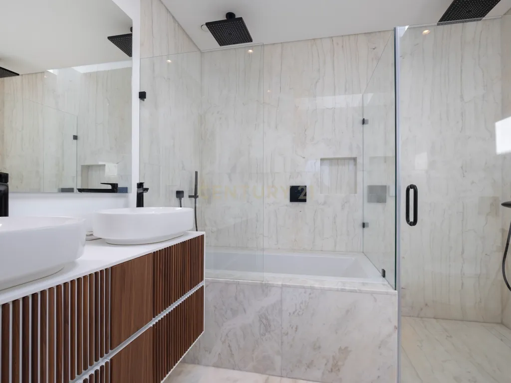 Moradia T5+1 Luxuosa no Estoril - Image 22