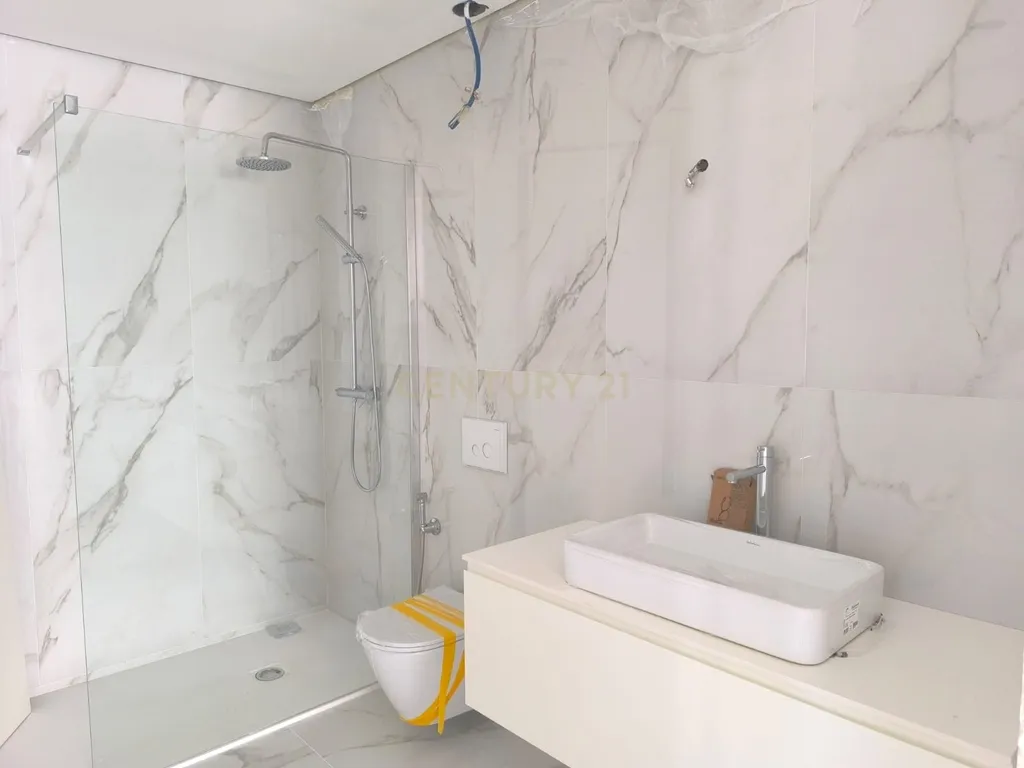 MORADIA CONTEMPORÂNEA T3+1 COM PISCINA NA CHARNECA DA CAPARICA – A 5 MINUTOS DA PRAIA! - Image 19