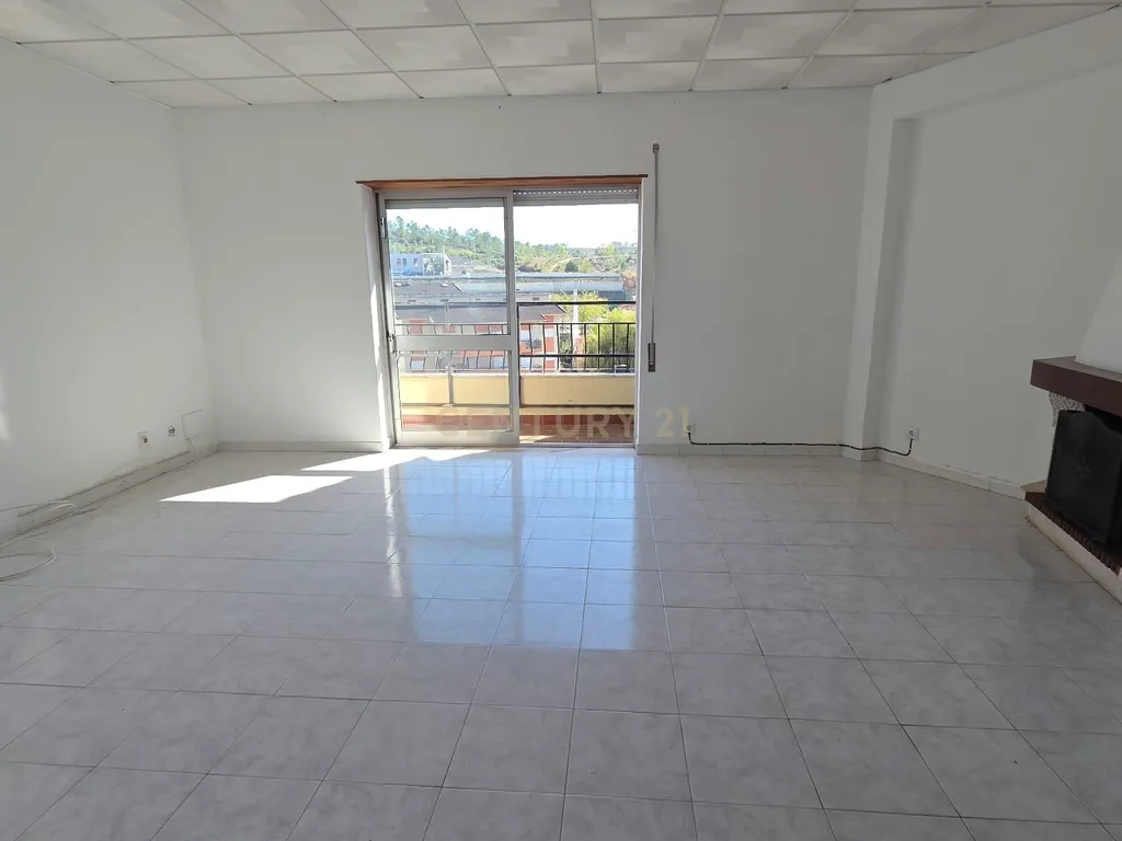 Arrendamento T3 com Garagem | Boas Áreas | Bairro de Santa Apolónia - Image 2
