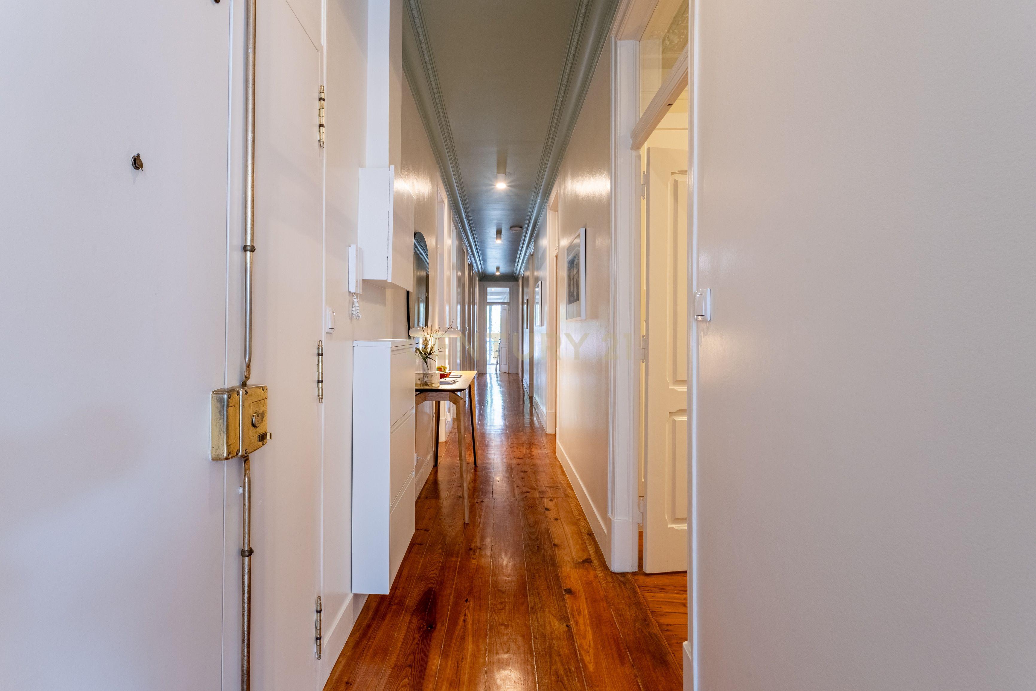 Fotografia 2 de Apartamento T4 Renovado em Santo António, Lisboa — Onde a elegância se sente em cada detalhe