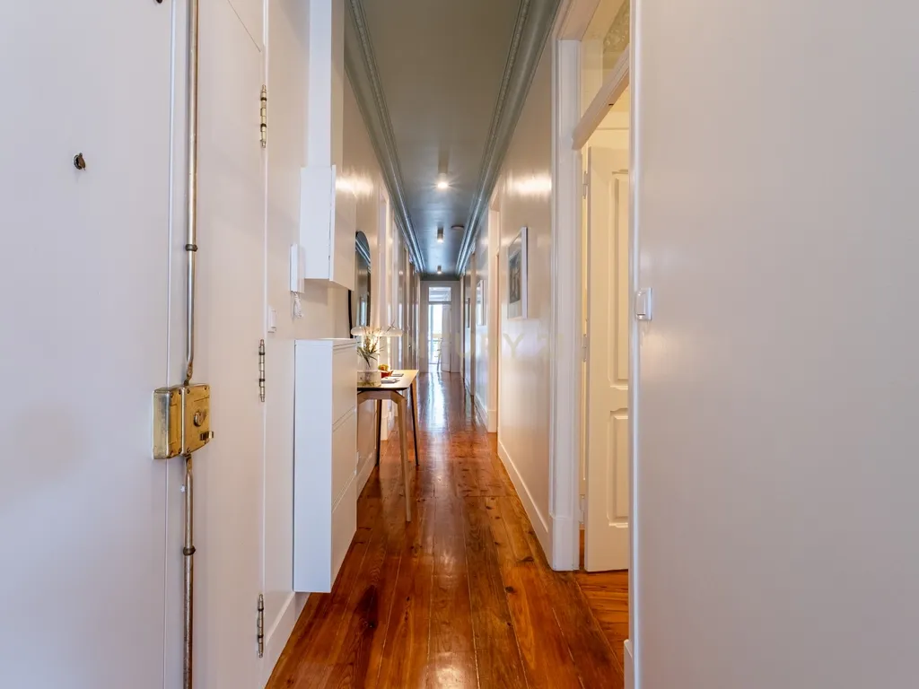Apartamento T4 Renovado em Santo António, Lisboa — Onde a elegância se sente em cada detalhe - Image 2