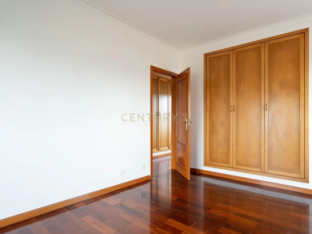 Moradia T5 - C/ terreno - Excelente estado - Image 52