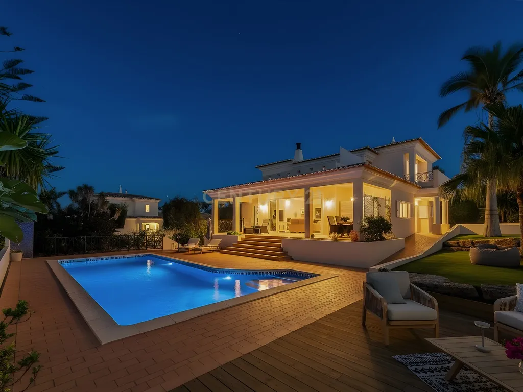 Moradia T4 em Ferragudo, próxima a praias, com Piscina aquecida, Bar e Lounge Exterior - Image 7