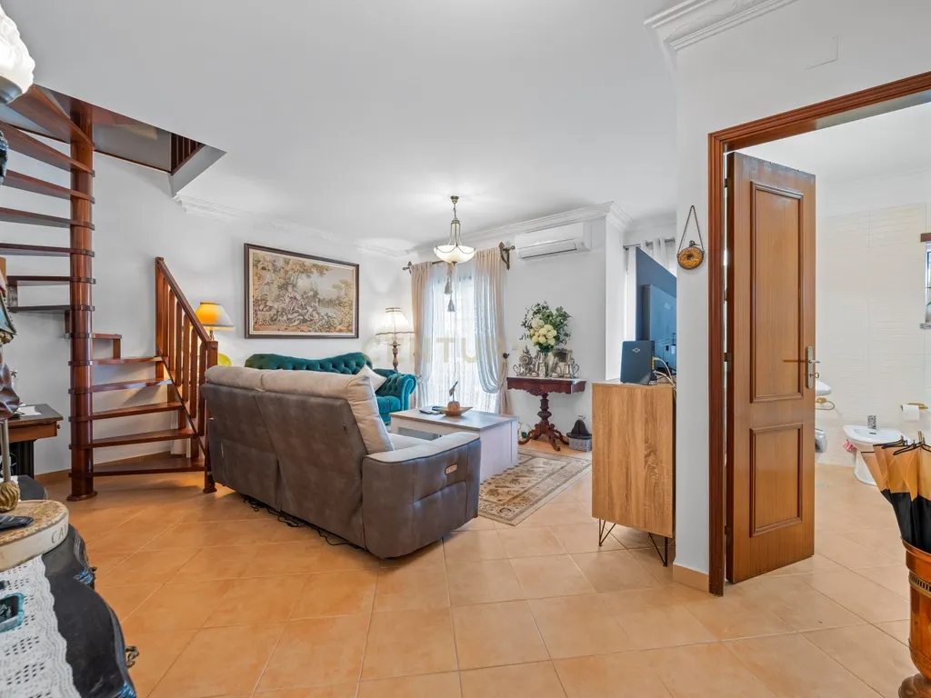 Apartamento T3 Duplex com Terraço, Varanda e Parqueamento no Montijo - Image 2