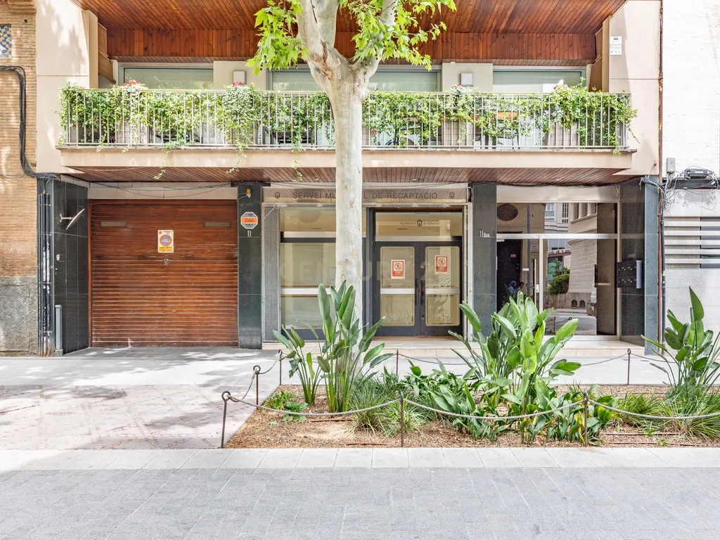 Vende-se espaço comercial alugado no centro de Sabadell - Image 3