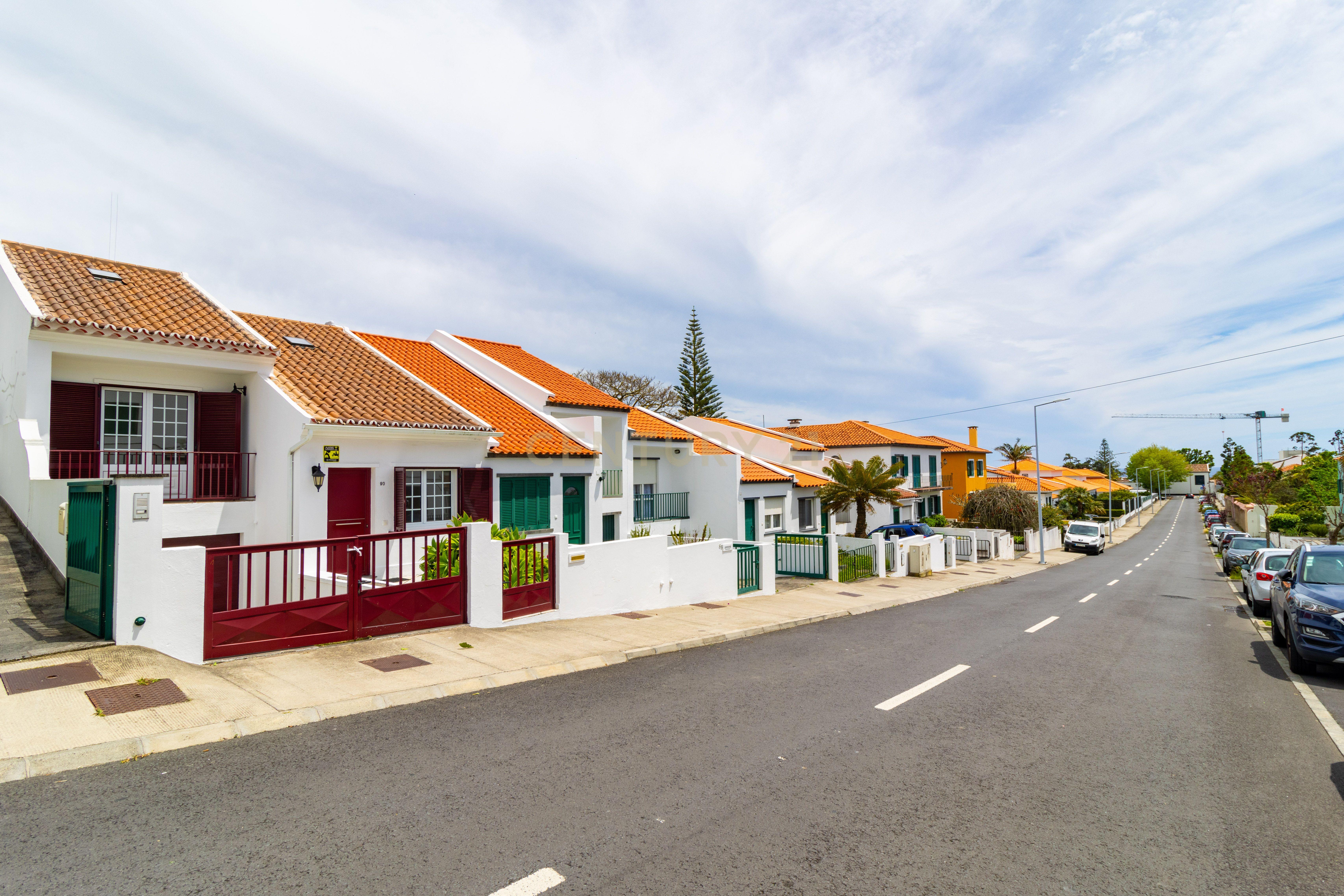 Fotografia 7 de Moradia T2+2 com garagem, jardim e logradouro – Centro de Ponta Delgada