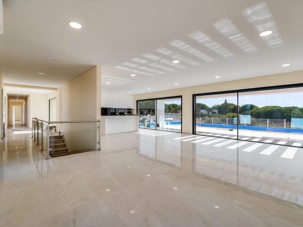 Moradia T4+1 de construção nova com piscina infinita | Caramujeira, Lagoa - Image 7