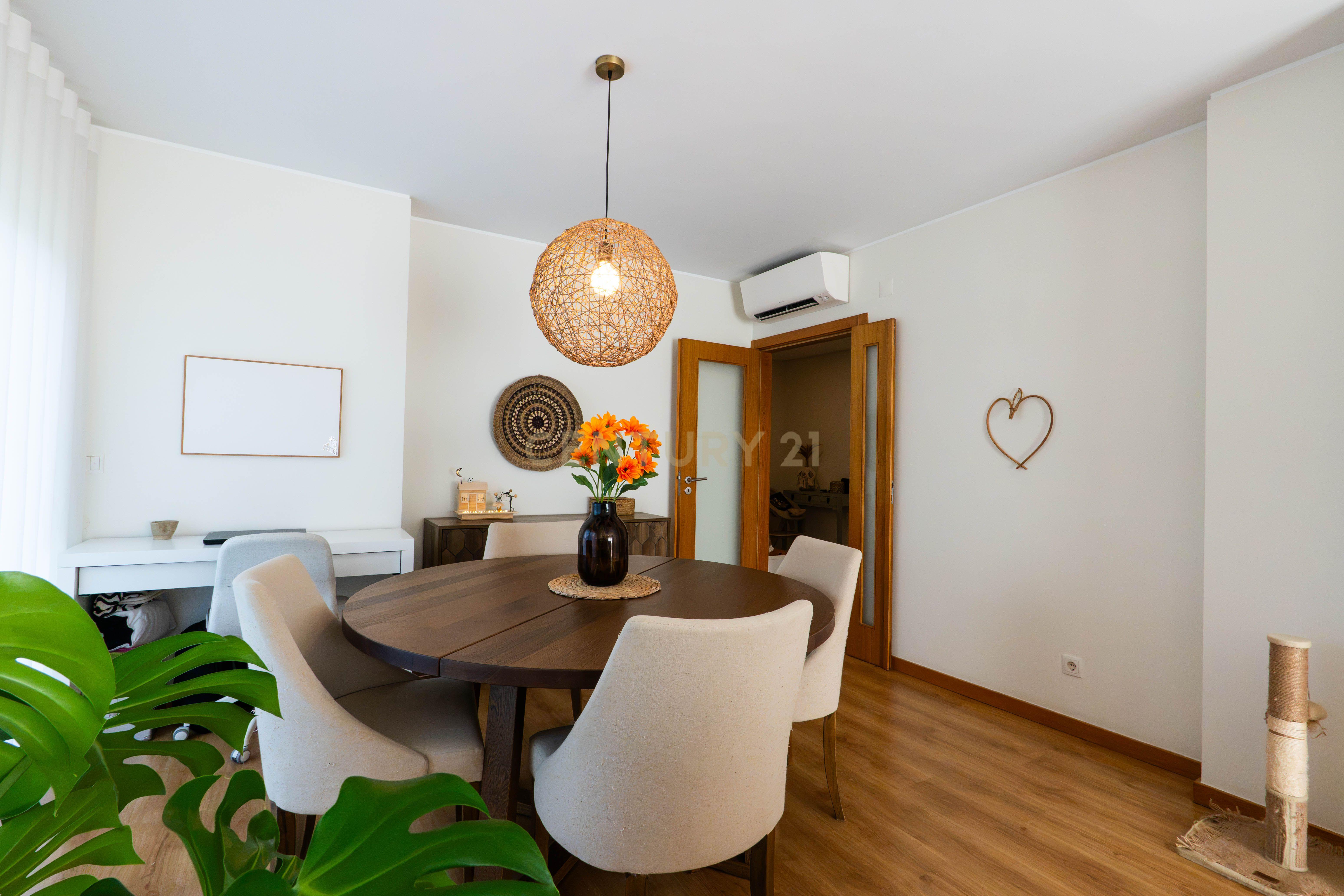 Fotografia 4 de T2 com 115m² na Quinta de São Macário | Varandas | Elevador | Arrecadação | Vista de mar subtil