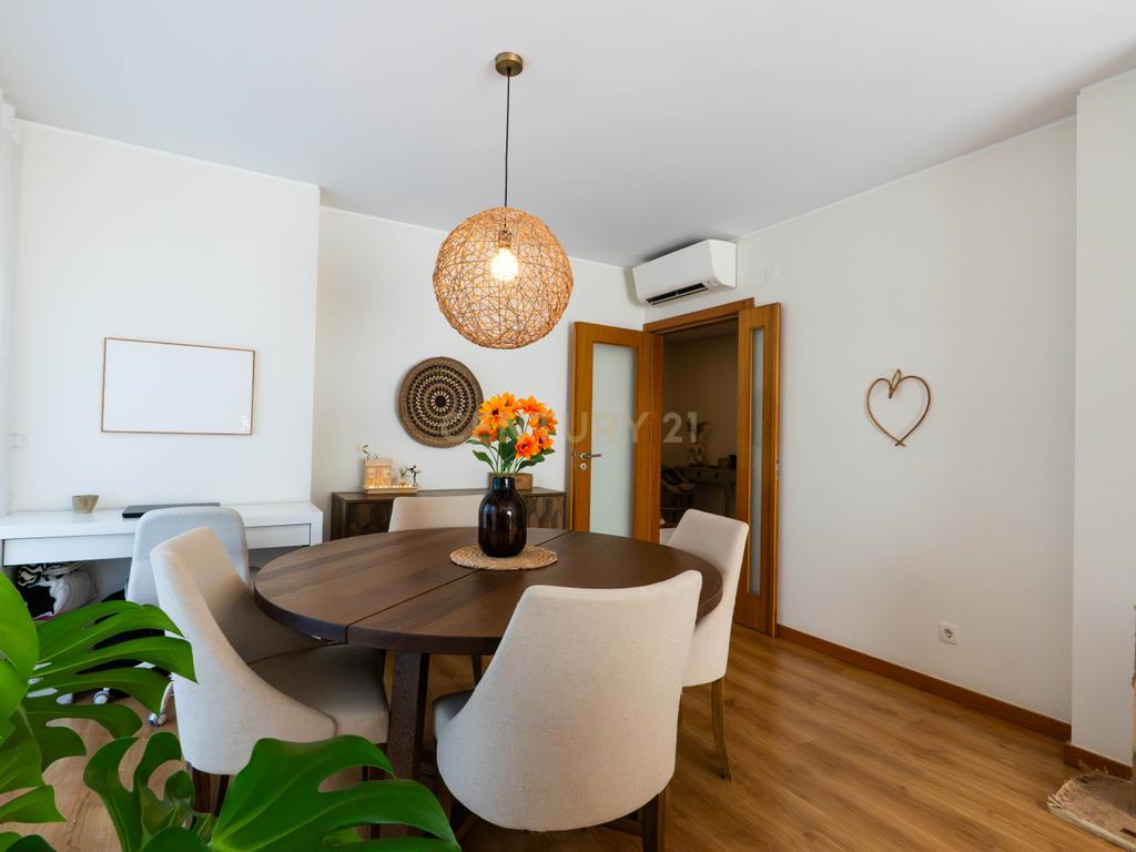 T2 com 115m² na Quinta de São Macário | Varandas | Elevador | Arrecadação | Vista de mar subtil - Image 4