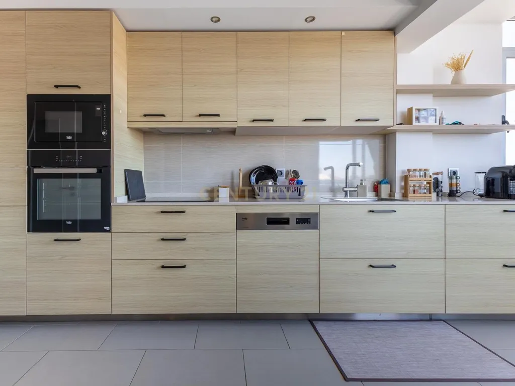 Apartamento Renovado com Vista Mar em Setúbal - Image 3