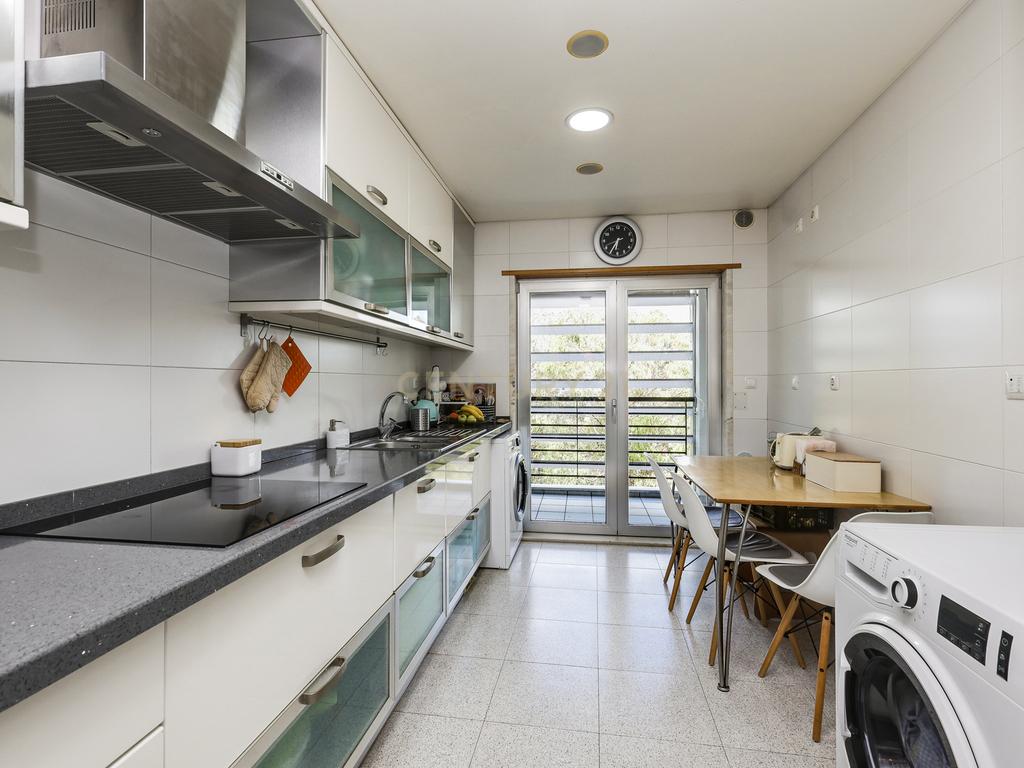 Apartamento T3 com vista panorâmica sobre o Jamor em condomínio fechado com piscina e ginásio - Image 8