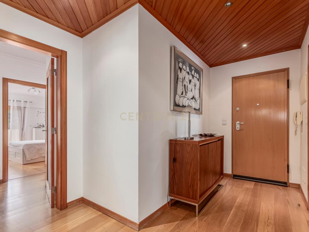 Apartamento T4 em Alfragide com Vista e Excelentes Acabamentos - Image 12