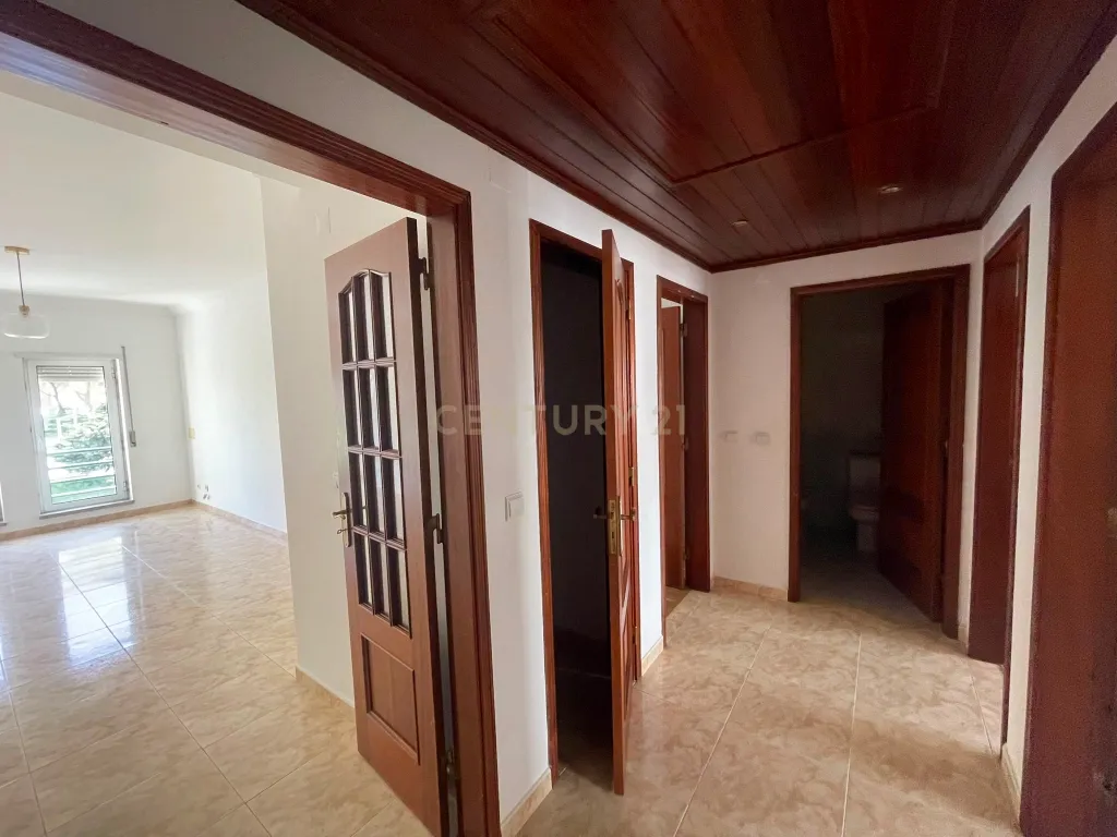T2 Remodelado em Santa Marta do Pinhal – Corroios - Image 13