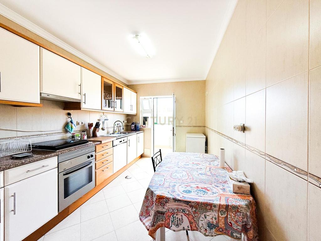 Espaçoso apartamento T2 com varanda em Armação de Pêra, Silves. - Image 12