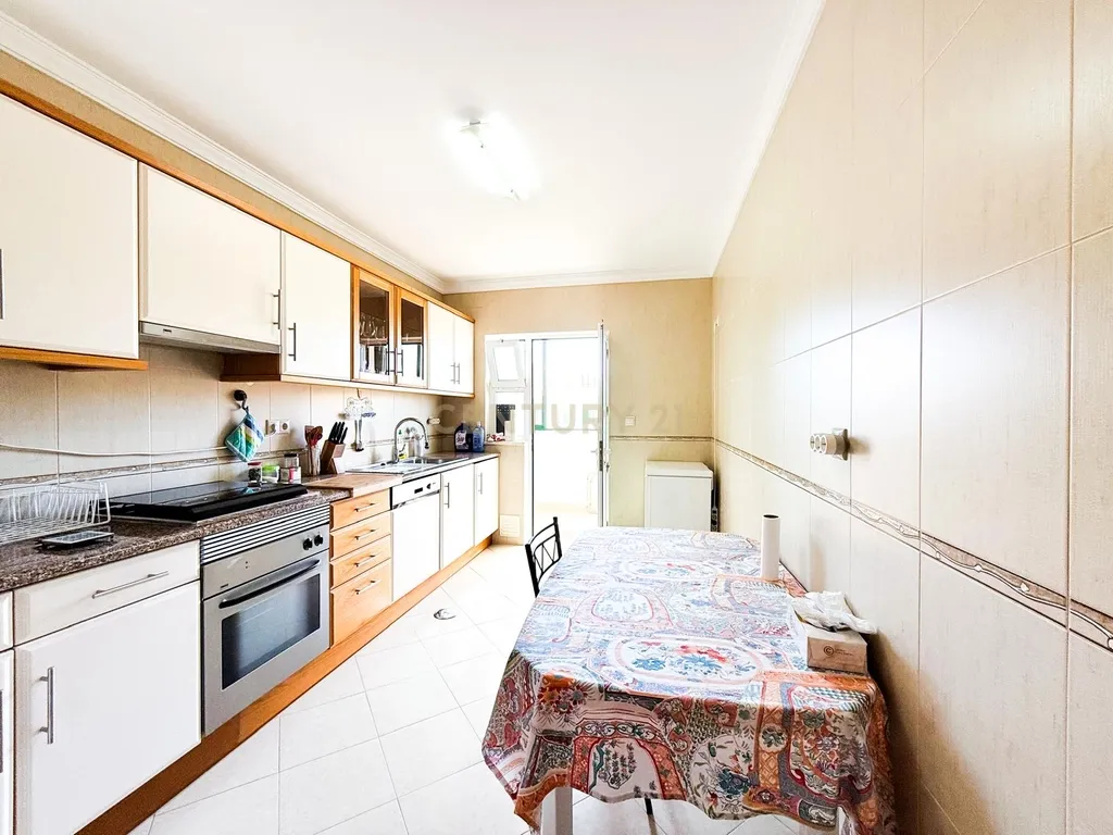 Espaçoso apartamento T2 com varanda em Armação de Pêra, Silves. - Image 12