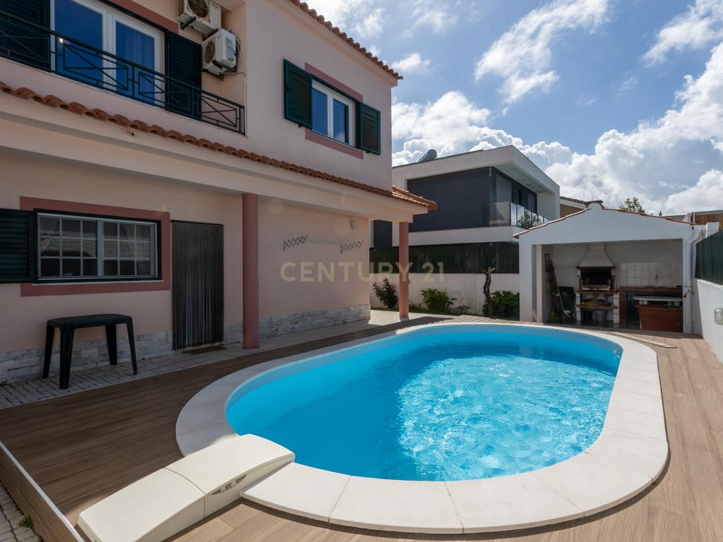 Moradia T5 com Piscina em Localização Central e Tranquila na Aroeira - Image 1