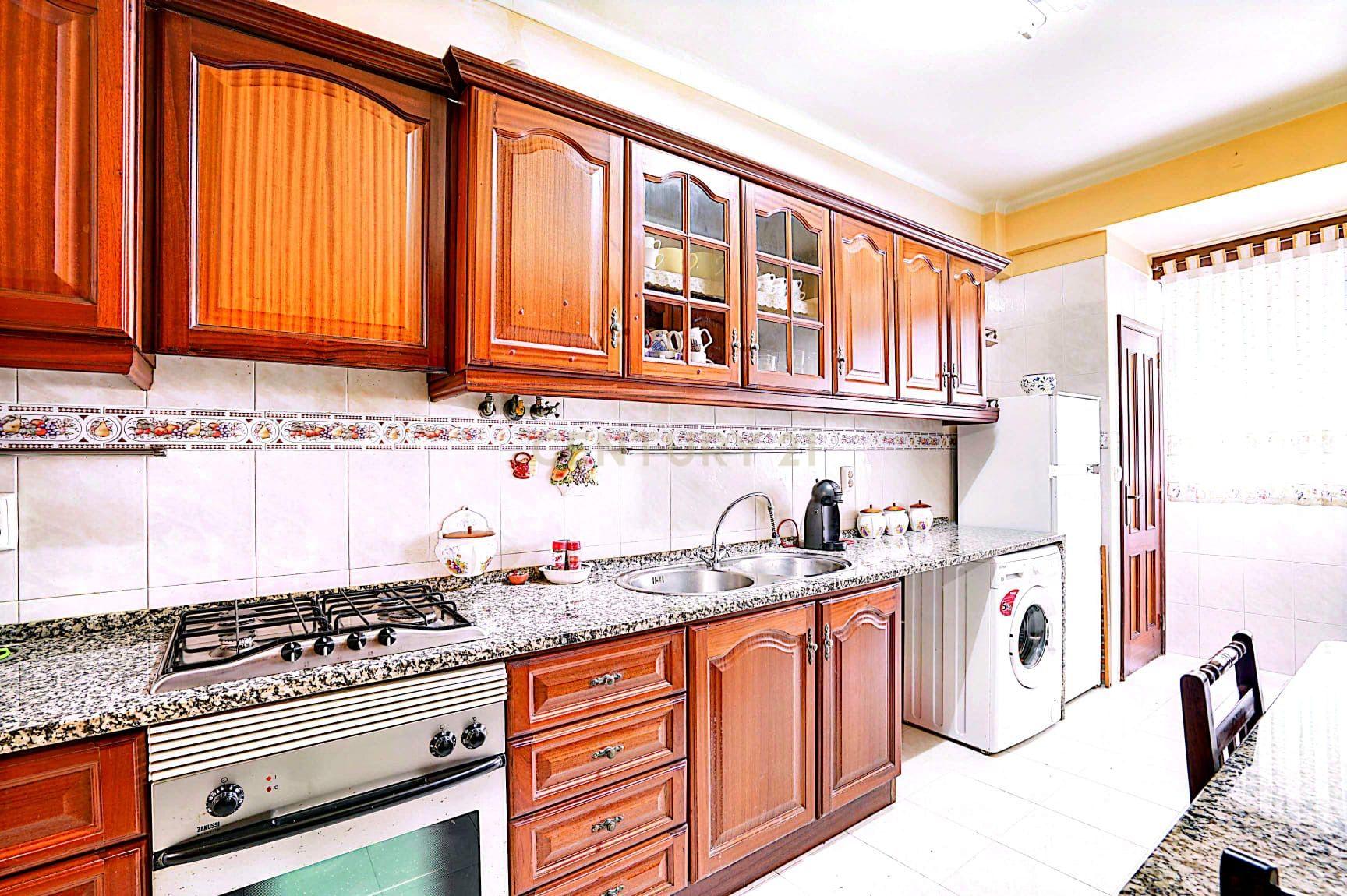Fotografia 10 de Apartamento T3 convertido em T2 em Linda-A-Velha - excelente localização