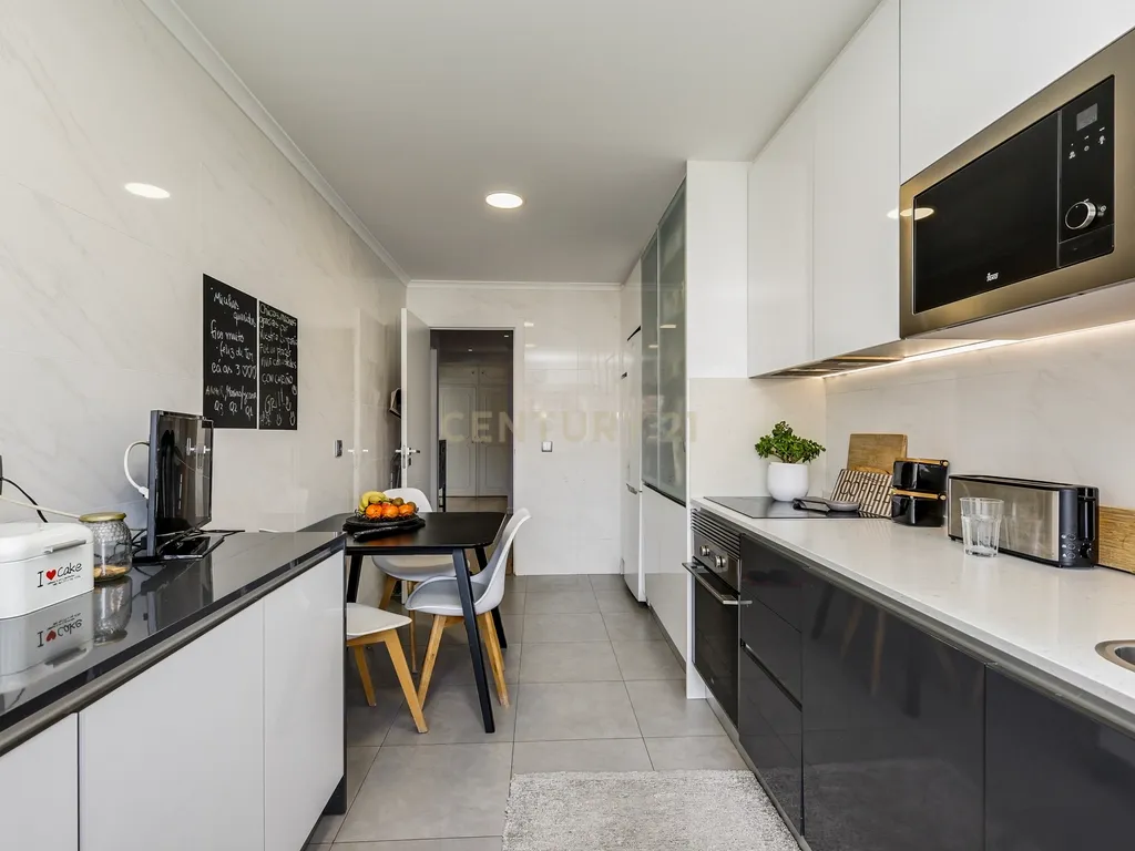 Apartamento T3 Remodelado em Massamá (Rua Miguel Torga) - Image 10